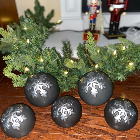 Christmas Ceramic Set of 
Snow Painted Black Decorative 5 Orbs and Silver Plate - Picture 11 of 12